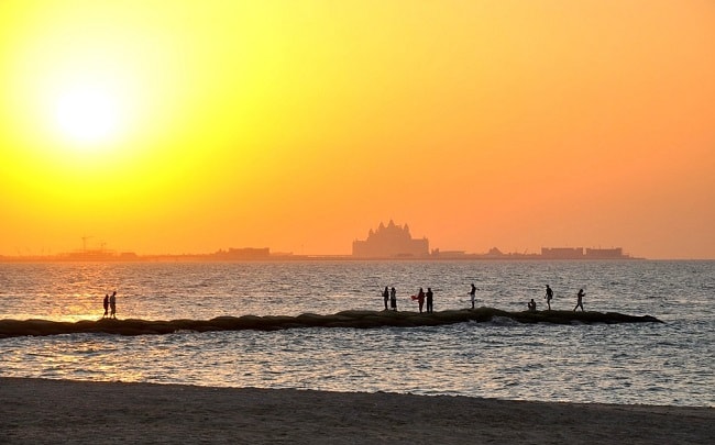 Coucher de soleil sur une plage de Dubaï