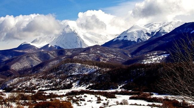 La région des Abruzzes en Italie sous la neige pour visiter l'Italie du Sud © DR