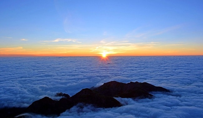 Lever de soleil sur une mer de nuage dans les Alpes