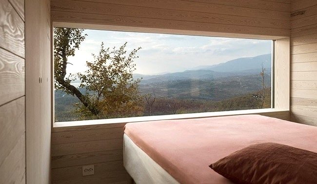 Magnifique vue sur la nature depuis la chambre de cette maison minimaliste en bois © Knut Bry