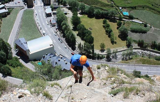 Pratique de la via ferrata à Canillo pendant vos vacances d'été en Andorre © Toploc