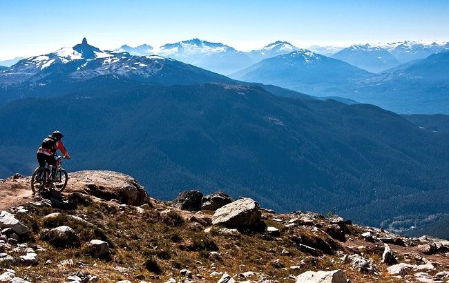 Pratique du vtt sur les montagnes en Colombie Britannique au Canada