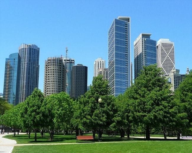 Repos dans un parc de Chicago avec vue sur les grattes ciel