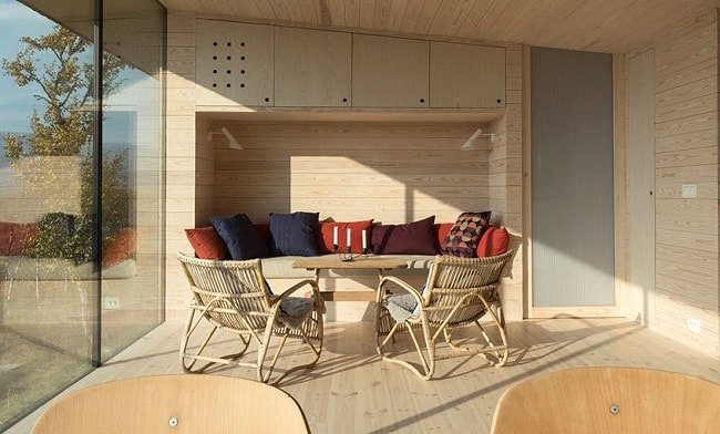 Salon lumineux dans une maison minimaliste en bois © Knut Bry