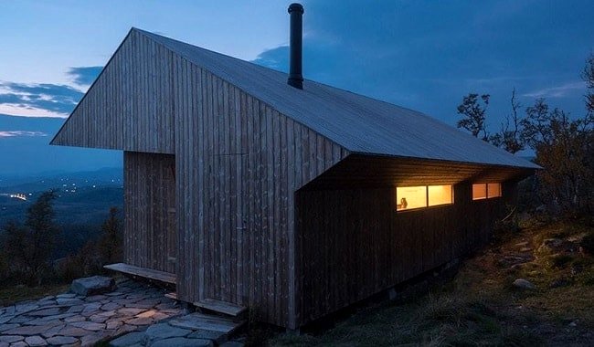 Une maison minimaliste en bois au coucher du soleil © Knut Bry