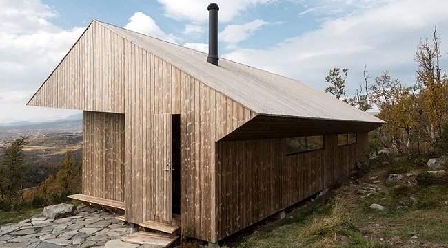 Une maison minimaliste en bois au milieu de la nature © Knut Bry