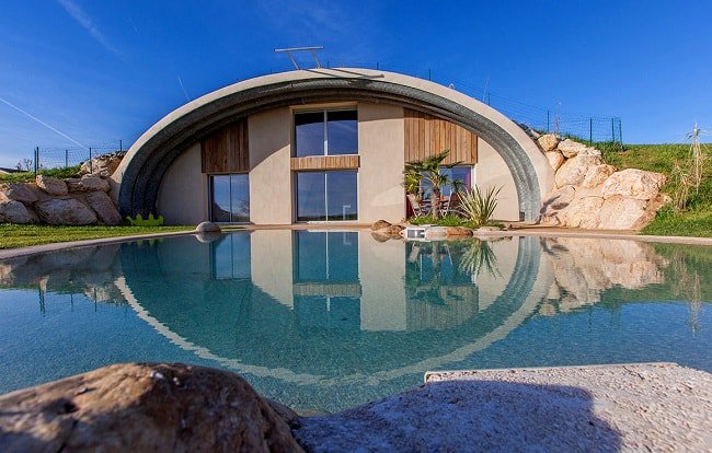 Une maison souterraine passive avec piscine © Naturadome