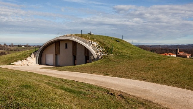 Une maison souterraine passive qui se fond dans son environnement © Naturadome