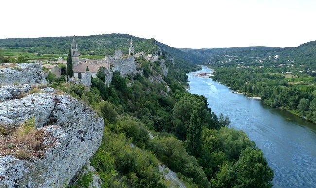 Vacances en Ardèche : Vue sur l'Ardèche et sur le village d'Aiguèze ©Toploc