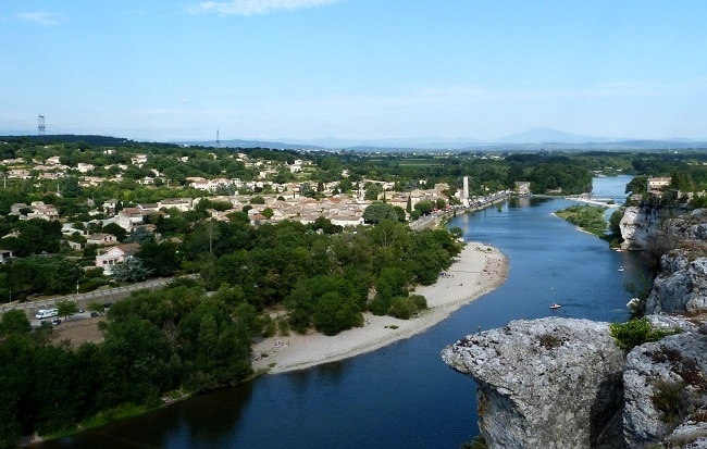 Vacances en Ardèche : Vue sur l'Ardèche et sur le village de Saint-Martin-c'Ardèche depuis Aiguèze ©Toploc