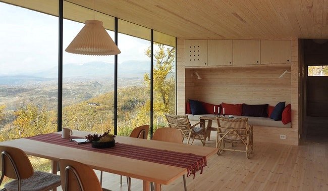 Vue sur la nature depuis le salon de cette maison minimaliste en bois Cabane Ustaoset  © Knut Bry