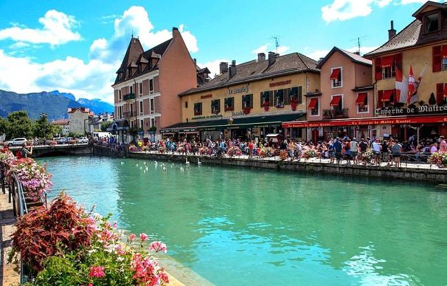 Canaux de la ville d'Annecy et ses terrasses de restaurants pour visiter Annecy en 1 jour © Toploc