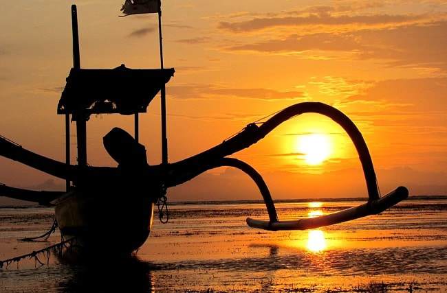 Lever de soleil sur la plage de Sanur à Bali