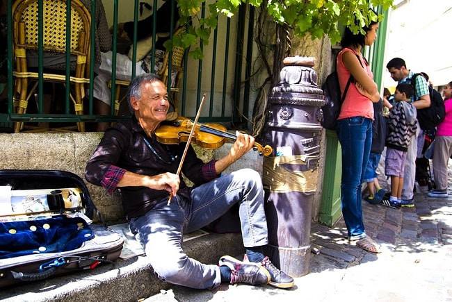 Un violoniste de rue à Paris