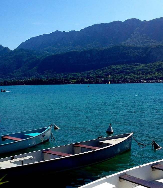 Vue magnifique sur le lac d'Annecy où vous pouvez louer un bateau © Toploc