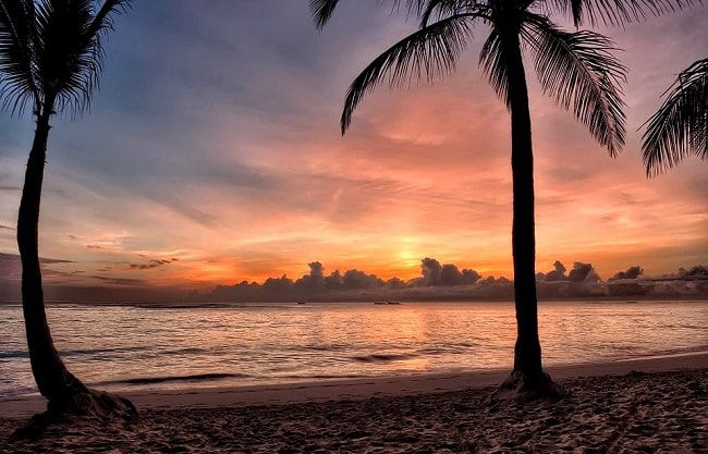 Coucher de soleil sur la plage de Punta Cana à admirer lors de votre voyage en République dominicaine