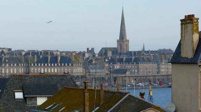 Une vue de Saint-Malo et de ses remparts ©Location-Francophone
