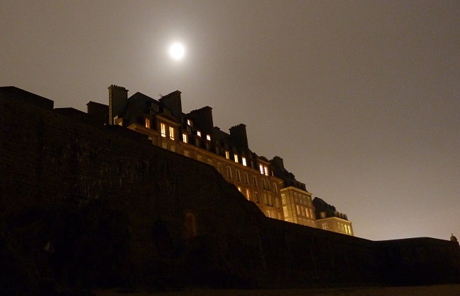 Vue de Saint-Malo la nuit ©Location-Francophone
