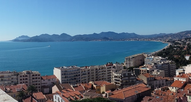 Vue sur Cannes et la mer Méditerranée