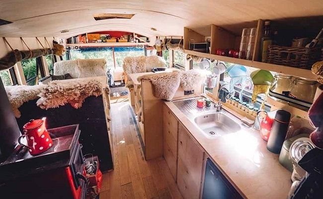 Aperçu du salon et de la cuisine du bus aménagé©Chris Eyre Walker