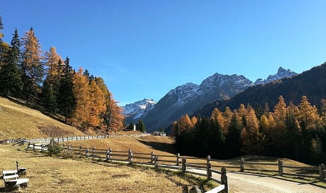 Chemin de randonnée dans la montagne Suisse