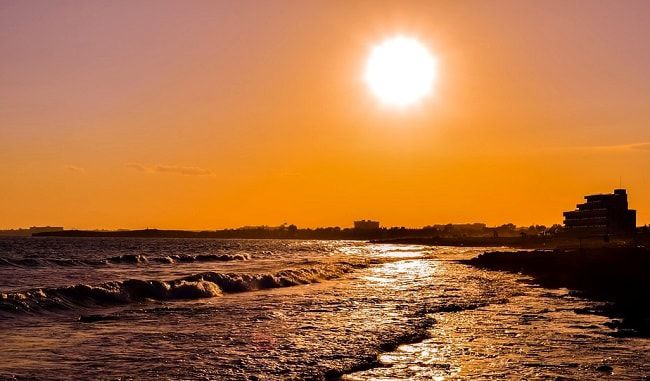 Coucher de soleil sur une des plus belles plages de Chypre