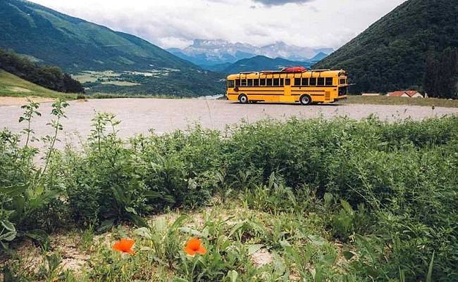 Le bus scolaire en montagne ©Chris Eyre Walker