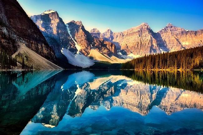 Le lac Moraine, dans le Parc national de Banff dans la province de l'Alberta au Canada