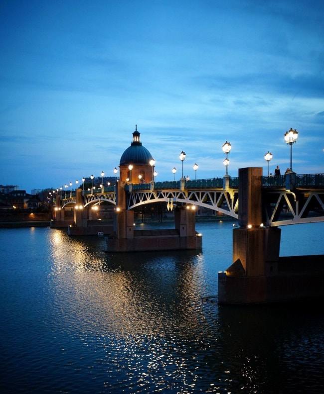 Le pont Saint-Pierre de Toulouse au-dessus de la Garonne