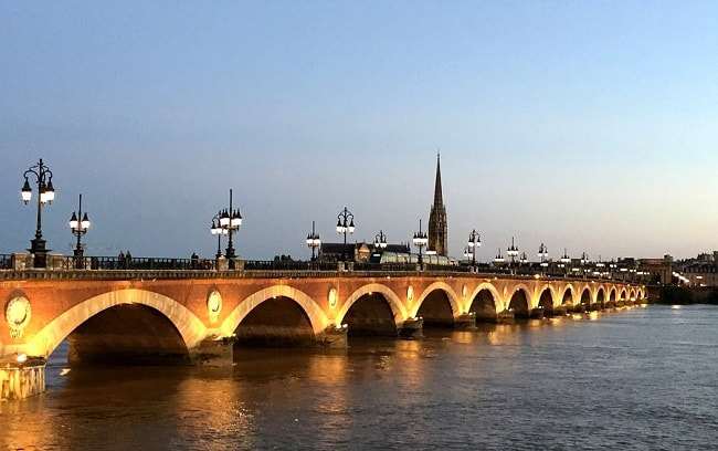 Le pont de pierre, pont à voûtes en maçonnerie franchissant la Garonne à Bordeaux