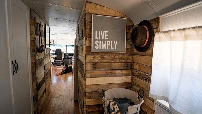 L'intérieur cosy du bus scolaire aménagé expedition happiness ©Felix Starck