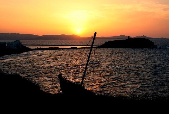Magnifique coucher de soleil à admirer pendant votre voyage pas cher dans les Cyclades, sur l'île de Naxos