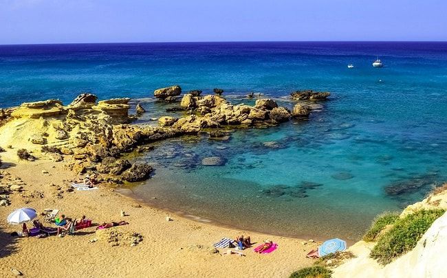 Petite plage tranquille à Chypre