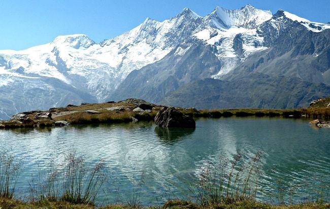 Randonnée au bord d'un lac dans le canton du Valais en Suisse