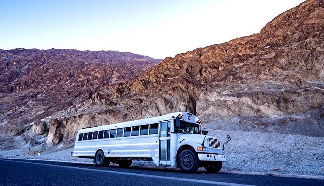 Un bus scolaire aménagé au milieu des grands espaces américains ©Felix Starck