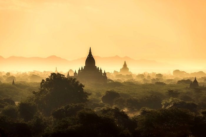Lever de soleil à admirer pendant votre voyage pas cher en Birmanie