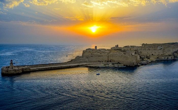 Lever de soleil sur le port de La Valette à découvrir pendant votre voyage pas cher à Malte