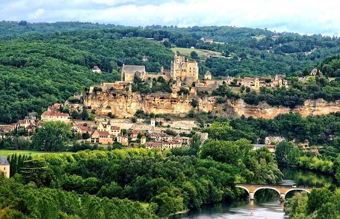 Magnifique vue du château de Beynac, situé sur la commune de Beynac-et-Cazenac en Dordogne