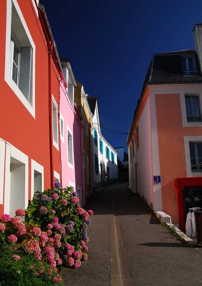 Rue de Sauzon sur l'île de Belle-Île-en-Mer dans le Morbihan
