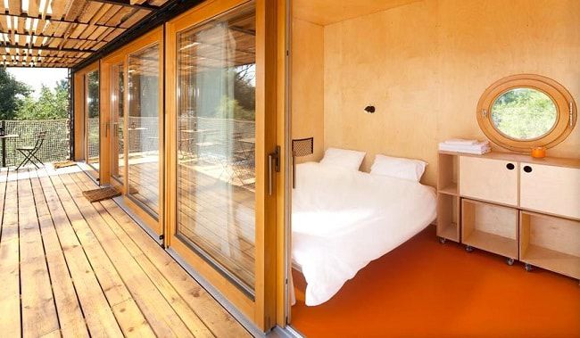 Une chambre lumineuse avec terrasse © Artikul Architects