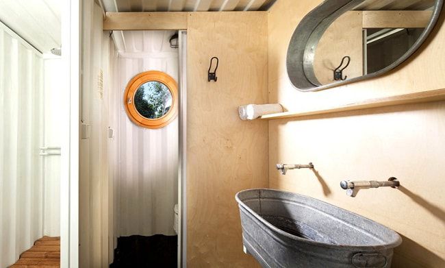 Une salle de bain au design simpliste © Artikul Architects
