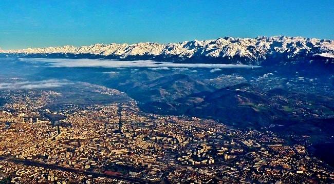 Vue de Grenoble depuis le sommet du Moucherotte dans le massif du Vercors, dans les Alpes