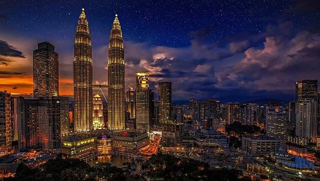 Vue de Kuala Lumpur au coucher du soleil pendant votre week-end en Malaisie