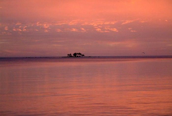 Coucher de soleil sur Rangiroa, un atoll de l'archipel des Tuamotu en Polynésie française ©Pension Bounty