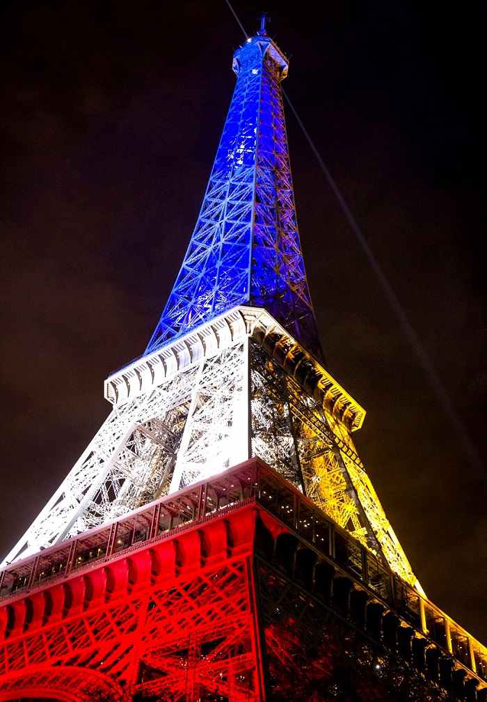 La tour Eiffel aux couleurs du drapeau français