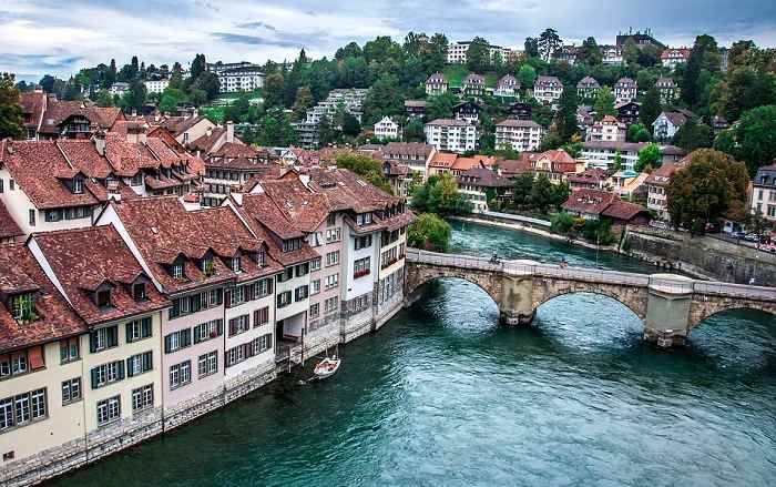 La ville de Berne en Suisse traversée par la rivière Aar