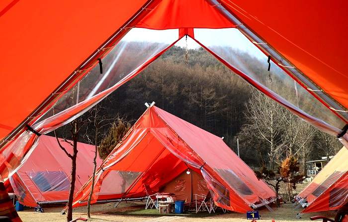 Camping en tente au cœur de la nature