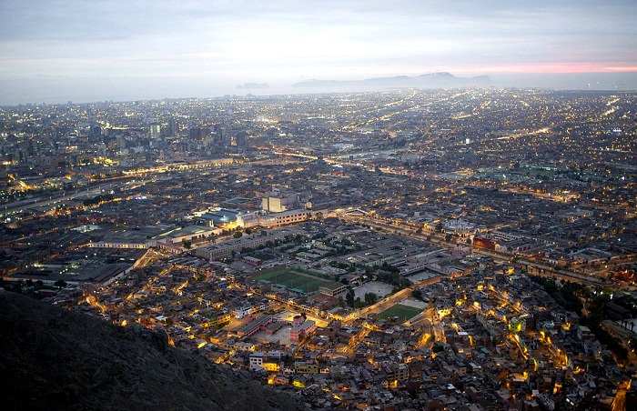 Coucher de soleil sur la ville de Lima au Pérou