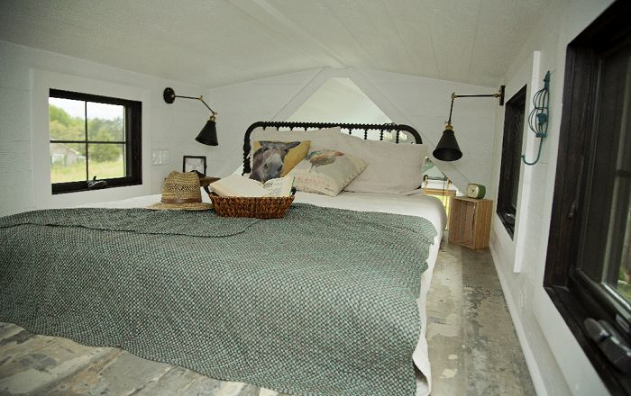Grande chambre confortable dans une mini maison sur roues © Perch and Nest