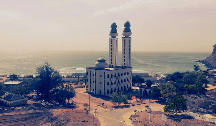 La Mosquée de la Divinité à Dakar en bordure de l'océan Atlantique